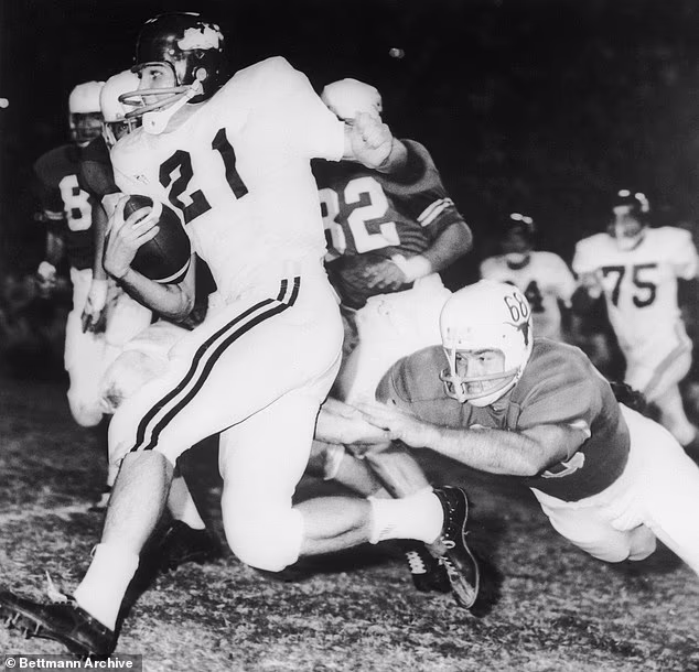 Jim Lindsey (21), ktorý vyhral národný šampionát v Arkansase v roku 1964, zomrel vo veku 81 rokov.