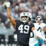 22. decembra 2024; Paradise, Nevada, USA; Defenzíva Las Vegas Raiders Charles Snowden (49) oslavuje po zápase proti Jacksonville Jaguars počas druhej štvrtiny na Allegiant Stadium. Povinný kredit: Stephen R. Sylvanie-Imagn Images
