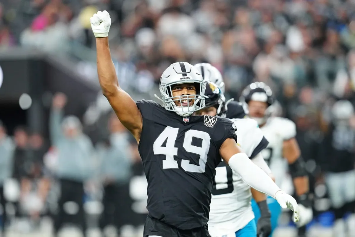 22. decembra 2024; Paradise, Nevada, USA; Defenzíva Las Vegas Raiders Charles Snowden (49) oslavuje po zápase proti Jacksonville Jaguars počas druhej štvrtiny na Allegiant Stadium. Povinný kredit: Stephen R. Sylvanie-Imagn Images
