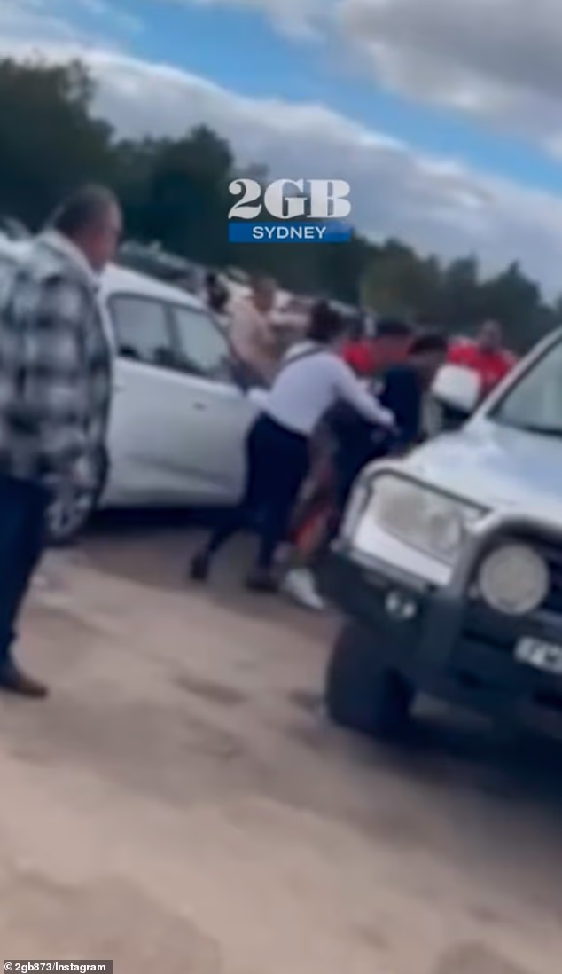Zábery zachytili moment, keď na juniorskom futbalovom zápase vypukla divoká bitka, pričom jedného muža previezli do nemocnice