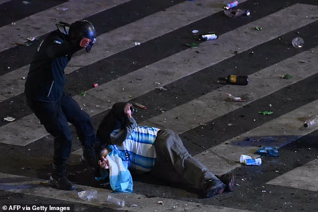 Poriadková polícia brutálne zasiahla proti nesúhlasným fanúšikom v uliciach Buenos Aires