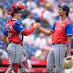 Chytač americkej ligy Nathan Flewelling víta nadhadzovača Tylera Bremnera počas zápasu MLB All-Star Futures.