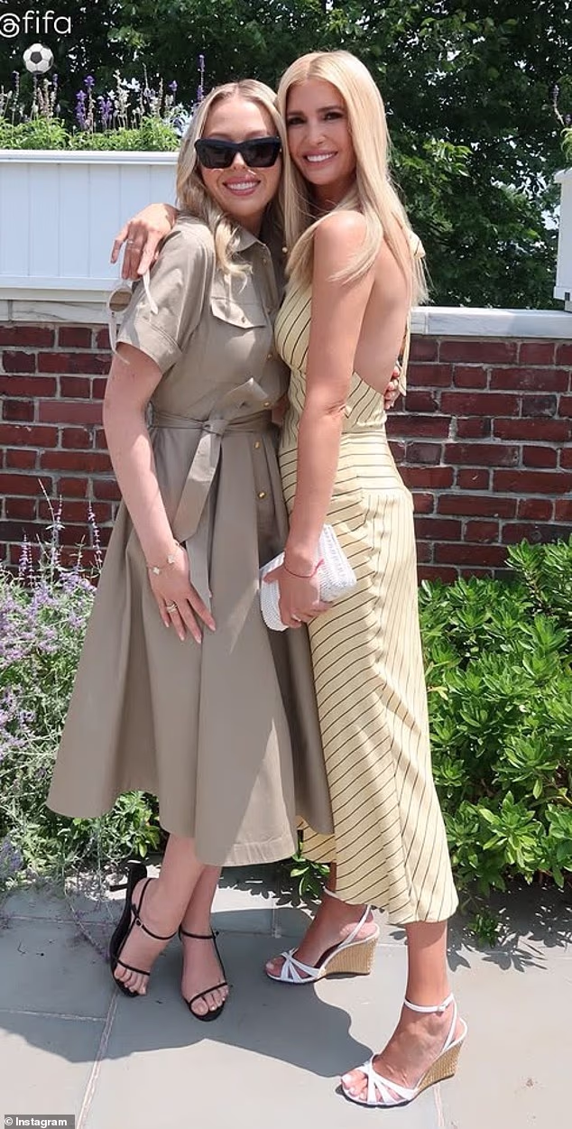 Ivanka Trump a Tiffany Trump vyzerali šik, keď v nedeľu zamierili na finále majstrovstiev sveta. Ivanka sa rozhodla pre vyzlečenú ohlávkovú róbu, ktorá nechala vyniknúť jej tónované ramená, zatiaľ čo Tiffany si obliekla hnedé šaty s golierom na gombíky.