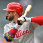 30. júla 2025; Chicago, Illinois, USA; Prvý základný hráč Philadelphie Phillies Bryce Harper (3) na pálke počas zápasu proti Chicago White Sox na Rate Field. Povinný kredit: Patrick Gorski-Imagn Images