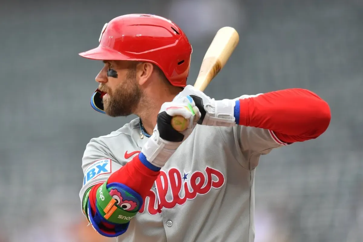 30. júla 2025; Chicago, Illinois, USA; Prvý základný hráč Philadelphie Phillies Bryce Harper (3) na pálke počas zápasu proti Chicago White Sox na Rate Field. Povinný kredit: Patrick Gorski-Imagn Images