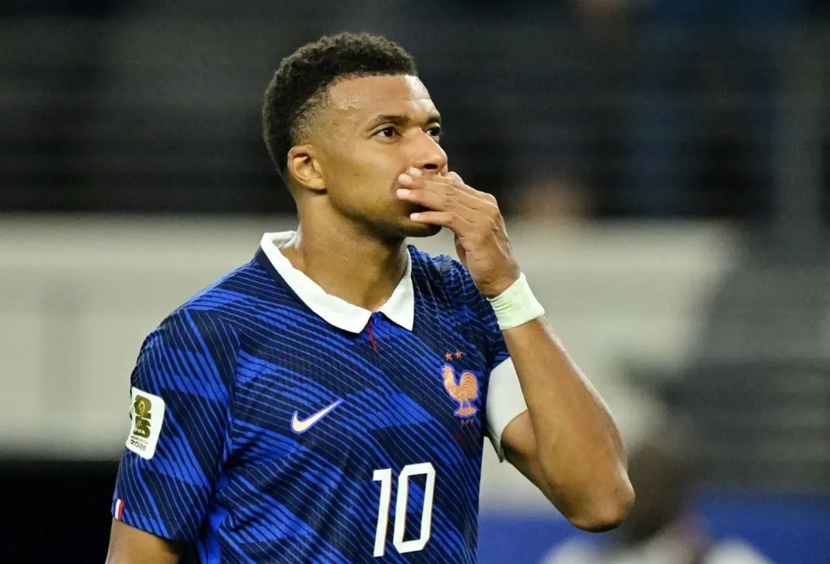 14. júla 2026; Arlington, Texas, USA; Francúz Kylian Mbappe vyzerá po zápase skľúčene, keďže Francúzsko vypadlo z majstrovstiev sveta. Povinný kredit: Jerome Miron-Imagn Images