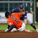 3. júla 2026; Houston, Texas, USA; Druhý základný hráč Tampy Bay Rays Ben Williamson (15) označil pravého hráča v poli Houston Astros Cama Smitha (11) počas štvrtej zmeny v Daikin Parku. Povinný kredit: Thomas Shea-Imagn Images