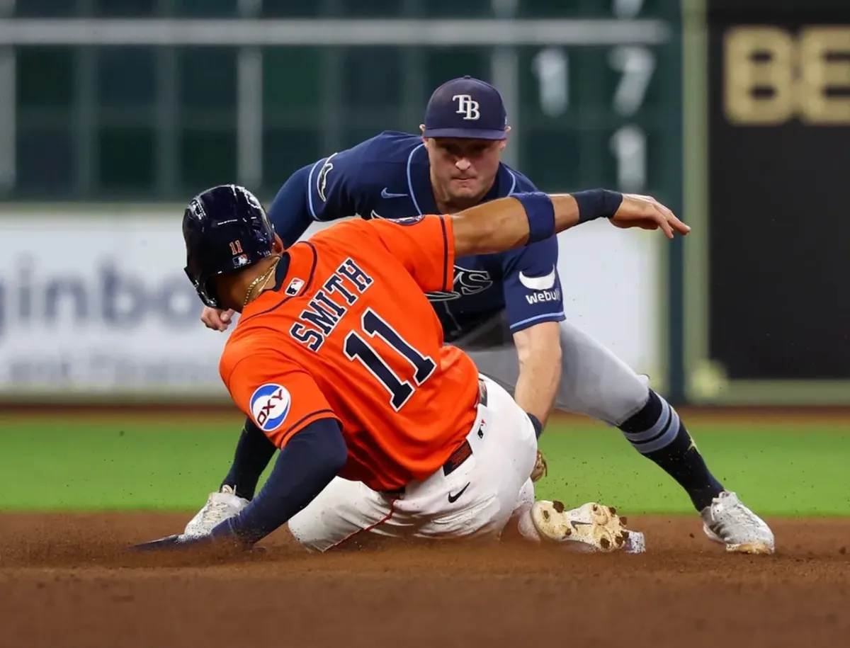 3. júla 2026; Houston, Texas, USA; Druhý základný hráč Tampy Bay Rays Ben Williamson (15) označil pravého hráča v poli Houston Astros Cama Smitha (11) počas štvrtej zmeny v Daikin Parku. Povinný kredit: Thomas Shea-Imagn Images