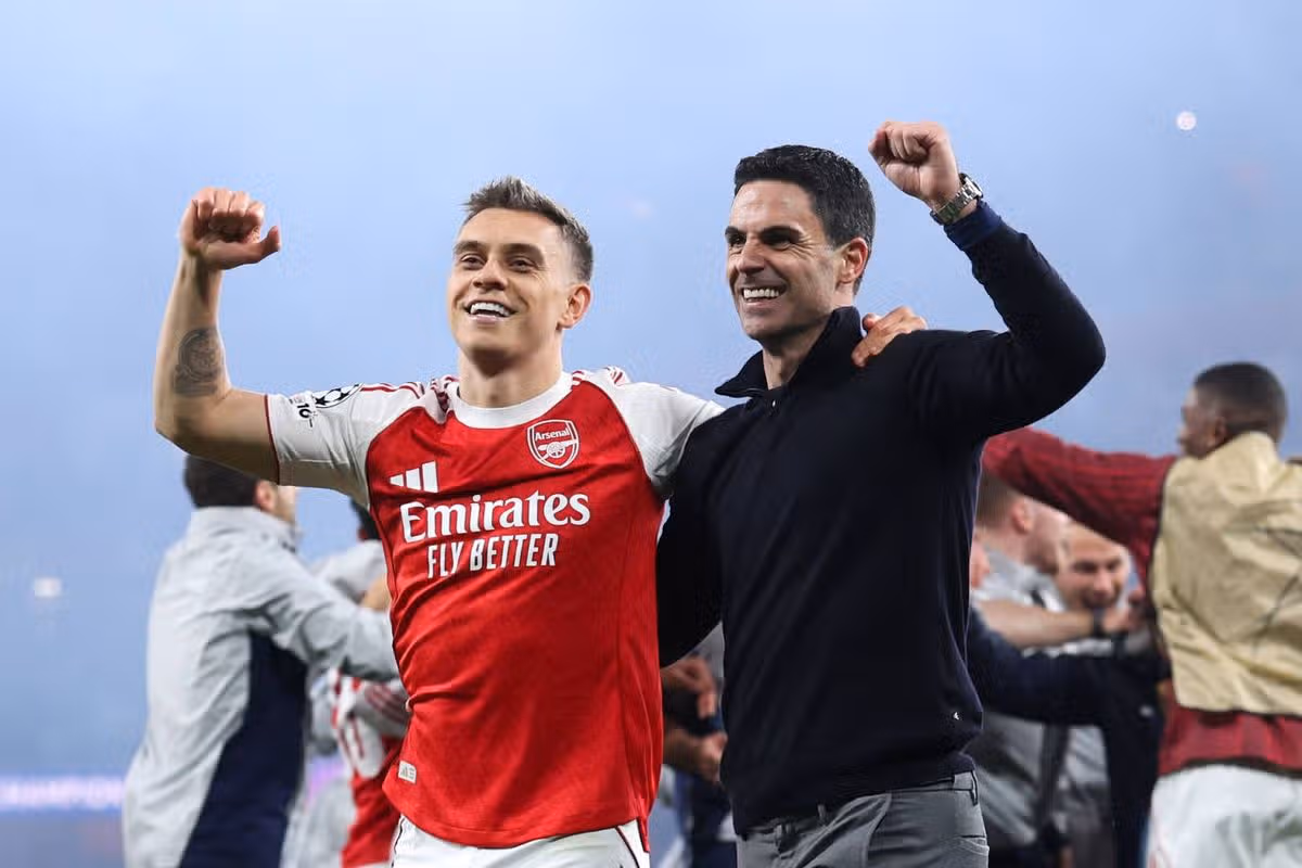 Mikel Arteta, manažér / hlavný tréner Arsenalu, oslavuje s Leandrom Trossardom po semifinálovom zápase druhej časti Ligy majstrov UEFA 2025/26 medzi Arsenal FC a Atletico de Madrid na Emirates Stadium