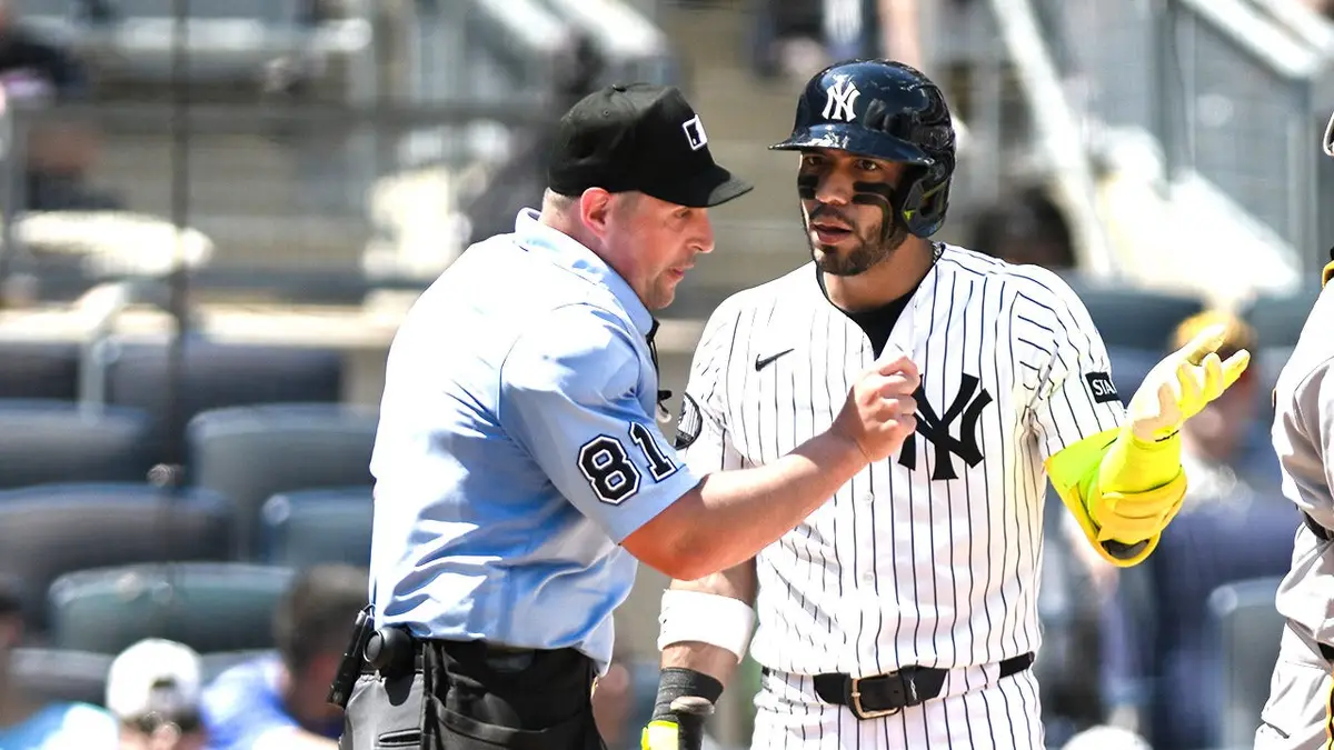 Jose Caballero reaguje po tom, čo ho vyzvali na porušenie hodín na Yankee Stadium.