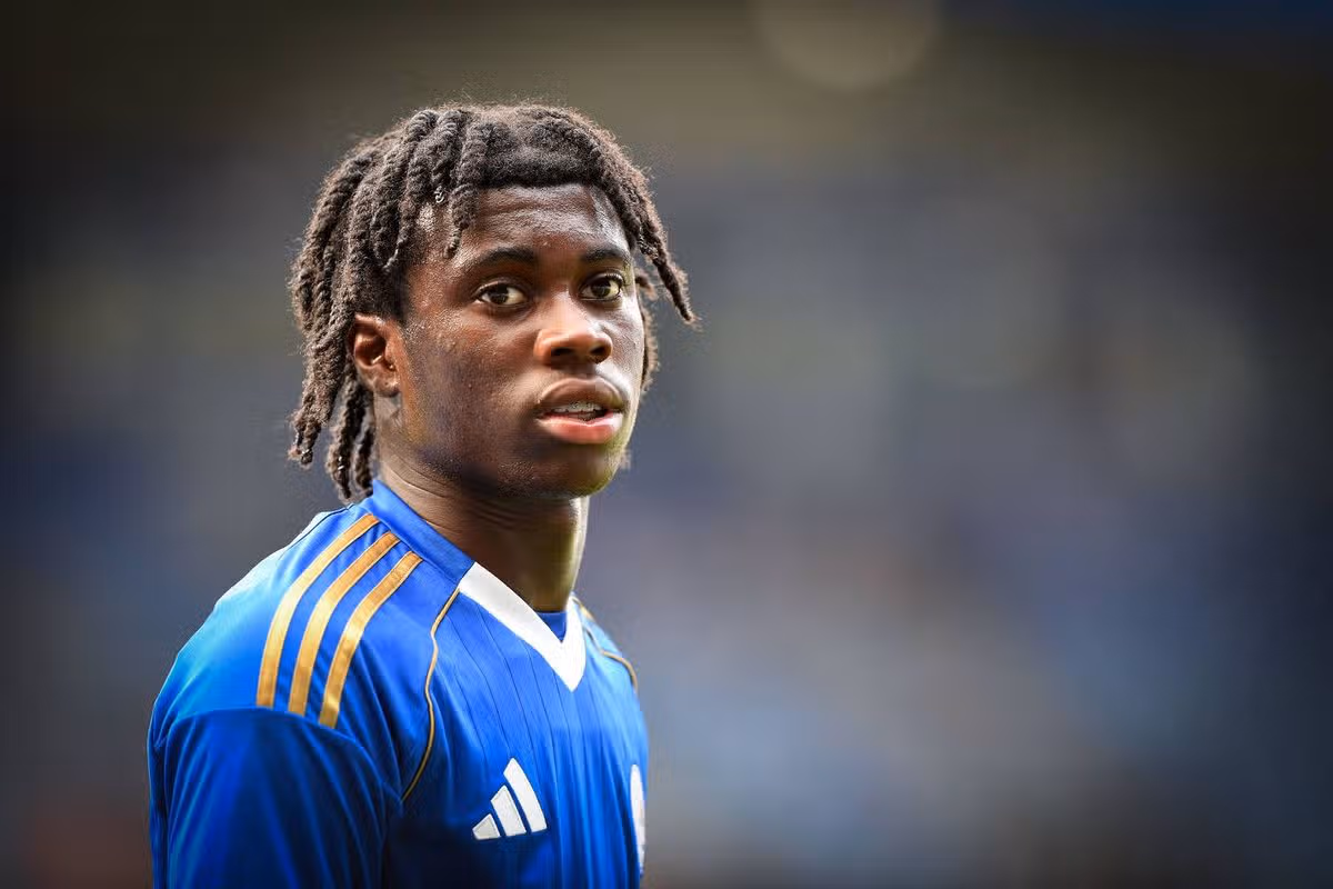 Jeremy Monga sa pozerá na hru za Leicester City