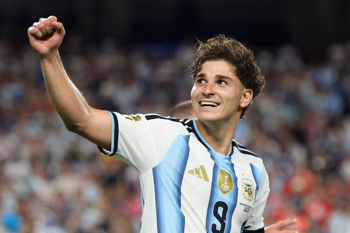 KANSAS CITY, MISSOURI – 11. júla: Julian Alvarez č. 9 z Argentíny c2 počas štvrťfinálového zápasu Majstrovstiev sveta vo futbale 2026 medzi Argentínou a Švajčiarskom na štadióne Kansas City 11. júla 2026 v Kansas City, Missouri. (Foto Tullio Puglia - FIFA/FIFA cez Getty Images)
