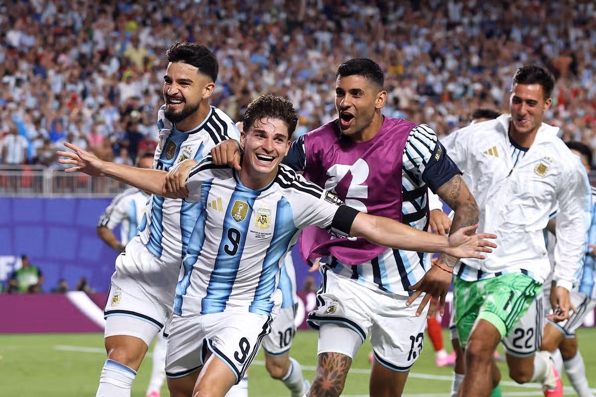KANSAS CITY, MISSOURI - 11. júla: Julian Alvarez #9 z Argentíny oslavuje so spoluhráčmi po tom, čo strelil druhý gól svojho tímu počas štvrťfinále futbalového MS 2026 medzi Argentínou a Švajčiarskom na štadióne Kansas City 11. júla 2026 v Kansas City, Missouri. (Foto: Carl Recine/Getty Images)