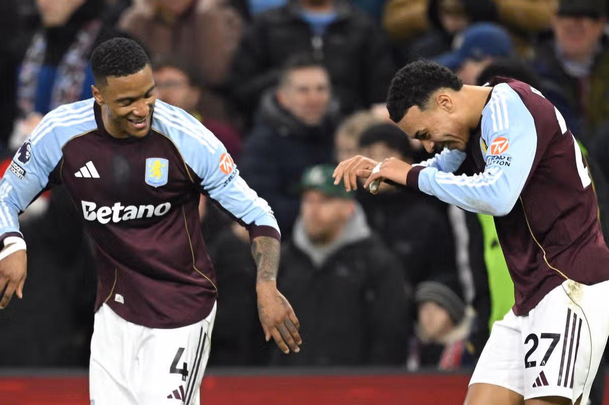 Morgan Rogers z Aston Villy oslavuje strelenie prvého gólu svojho tímu so spoluhráčom Ezrim Konsom počas zápasu Premier League medzi Aston Villou a Manchestrom United vo Villa Parku 21. decembra 2025 v Birminghame v Anglicku.