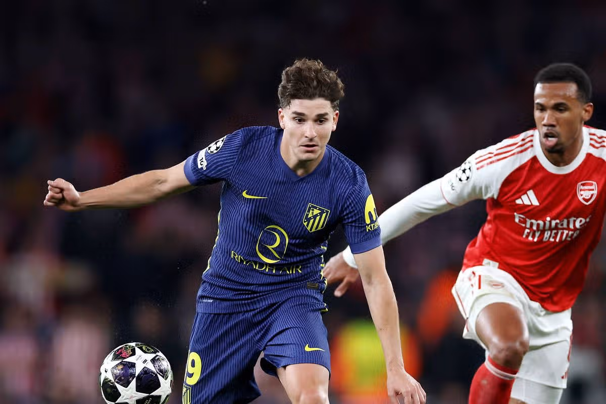 LONDÝN, ANGLICKO - 5. MÁJ: Julian Alvarez z Atletica de Madrid sa snaží kontrolovať loptu, zatiaľ čo je pod tlakom Gabriela z Arsenalu počas semifinálového zápasu UEFA Ligy majstrov 2025/26 medzi Arsenal FC a Atletico de Madrid na štadióne Arsenal 5. mája 2026 v Londýne v Anglicku. (Foto: Justin Setterfield/Getty Images)