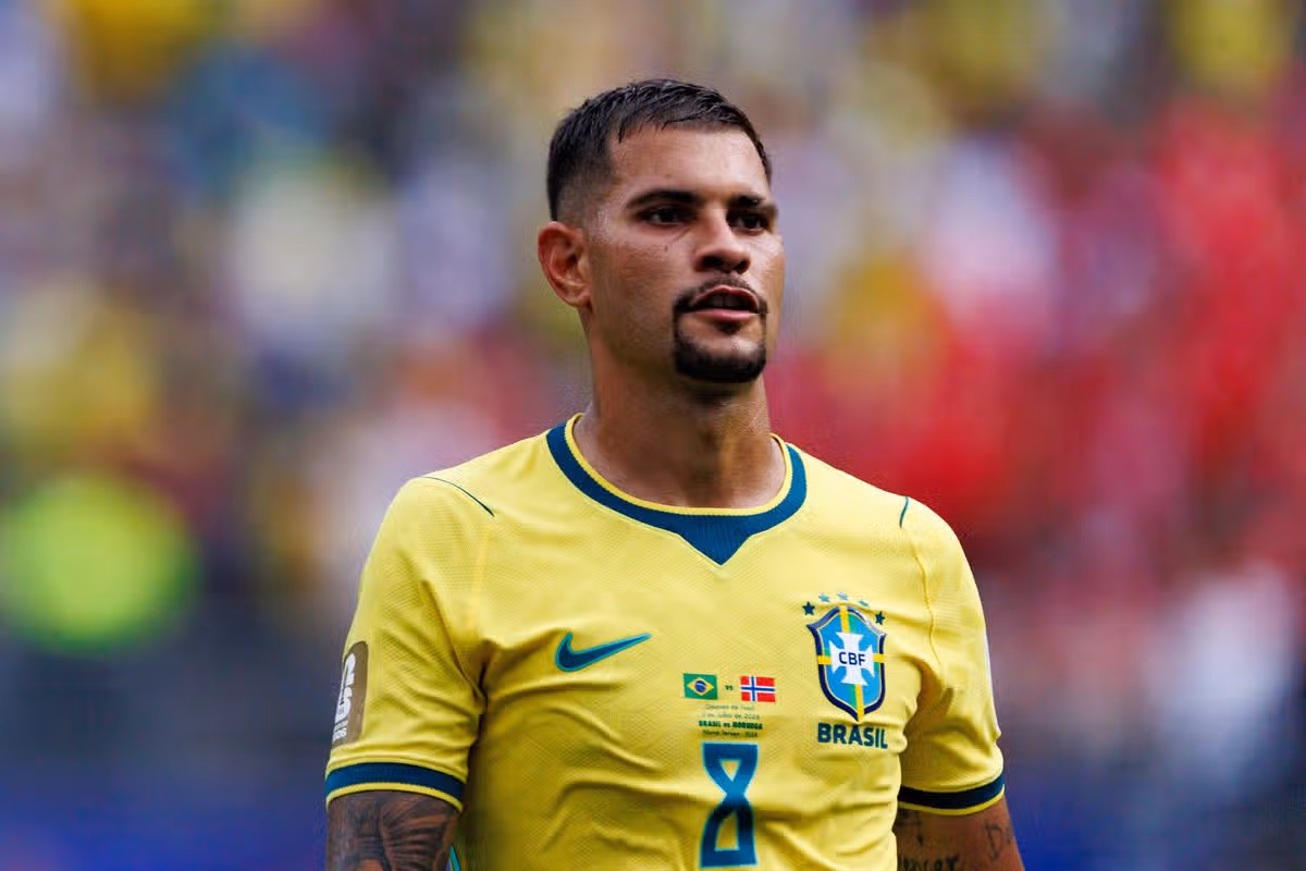 VÝCHODNÝ RUTHERFORD, NEW JERSEY – 5. júla: Bruno Guimarães z Brazílie sa pozerá počas zápasu osemfinále majstrovstiev sveta 2026 medzi Brazíliou a Nórskom na štadióne New York New Jersey 5. júla 2026 v East Rutherford, Spojené štáty americké. (Foto: Daniel Castelo Branco/Eurasia Sport Images/Getty Images)