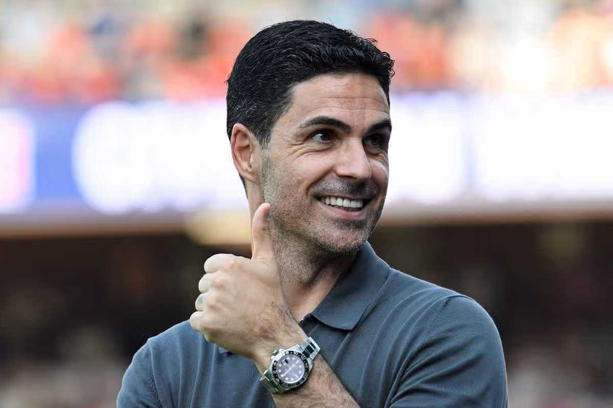 Mikel Arteta, manažér Arsenalu, ukazuje palec hore počas zápasu Premier League medzi Crystal Palace a Arsenalom v Selhurst Park