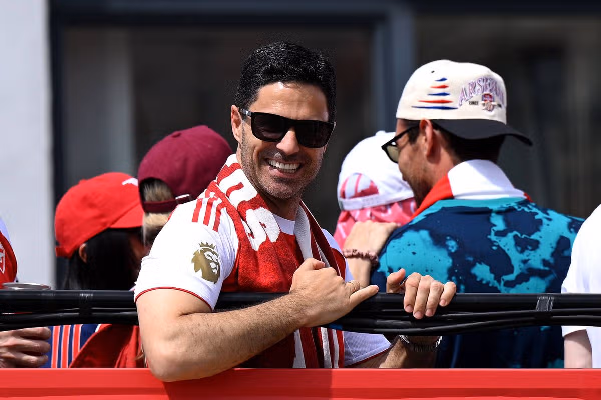 Mikel Arteta, manažér Arsenalu, reaguje na otvorenom autobuse počas Arsenal Trophy Parade 31. mája 2026 v Islingtone v Anglicku. Arsenal získal svoj prvý titul v Premier League po 22 rokoch