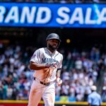 4. júla 2026; Seattle, Washington, USA; Randy Arozarena (56) ľavý hráč Seattle Mariners v základnej časti po zasiahnutí grandslamového homerunu počas druhej zmeny proti Toronto Blue Jays v T-Mobile Parku. Povinný kredit: Stephen Brashear-Imagn Images