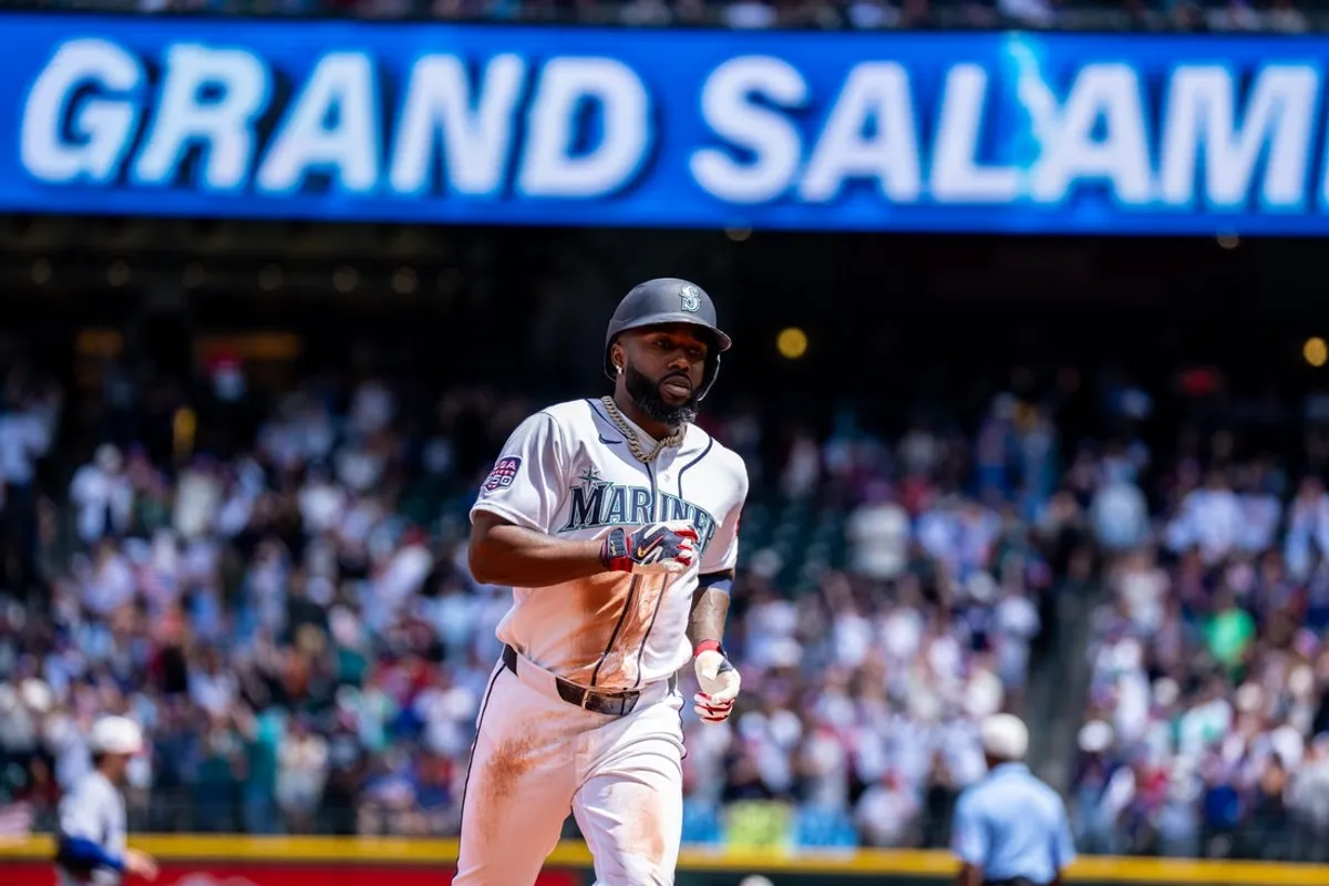 4. júla 2026; Seattle, Washington, USA; Randy Arozarena (56) ľavý hráč Seattle Mariners v základnej časti po zasiahnutí grandslamového homerunu počas druhej zmeny proti Toronto Blue Jays v T-Mobile Parku. Povinný kredit: Stephen Brashear-Imagn Images