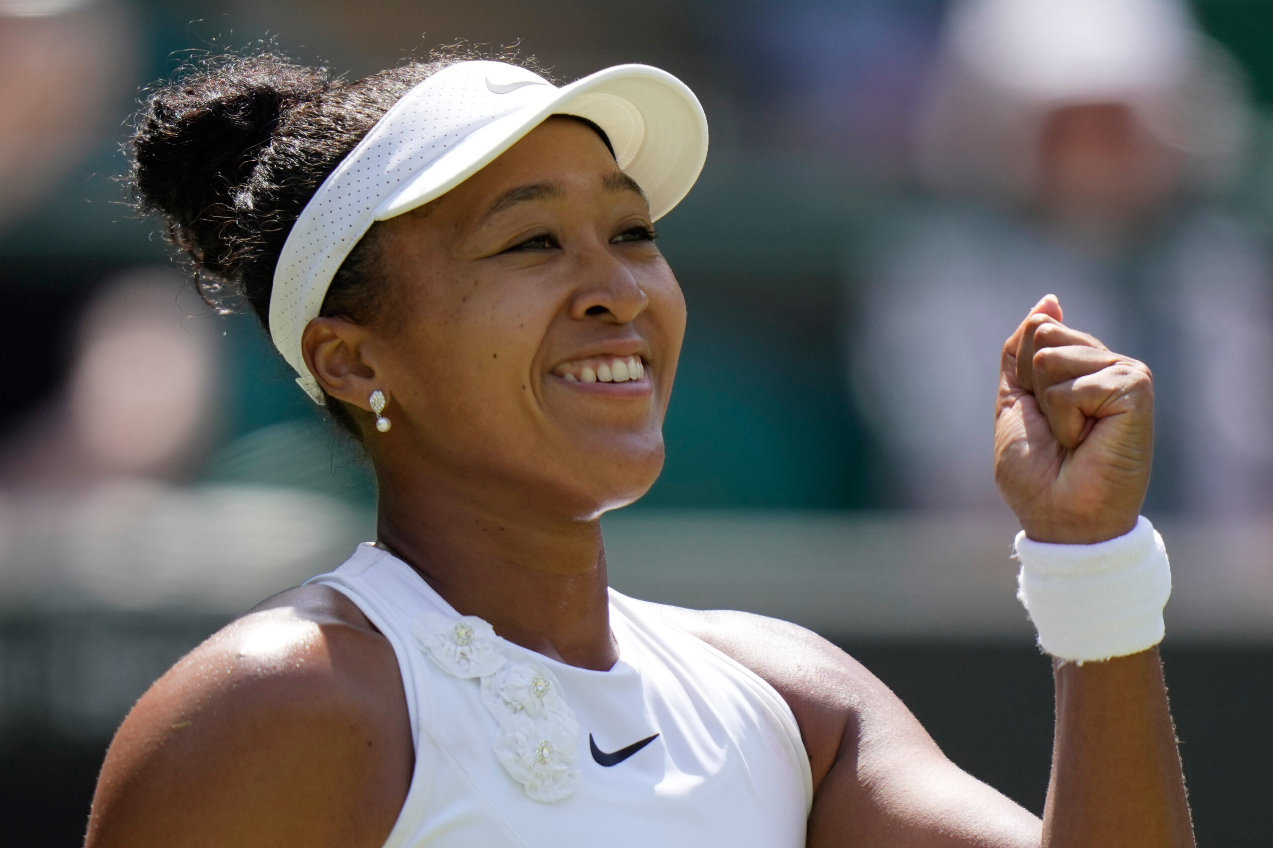 Japonka Naomi Osakaová ukončila svoje dlhé čakanie na prvý vstup do štvrtého kola Wimbledonu piatkovým víťazstvom 6:1, 6:3 proti Austrálčanke Darii Kasatkinovej.