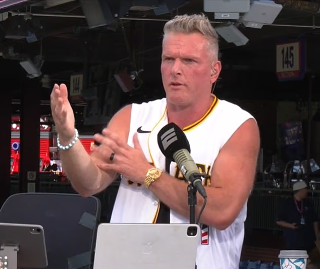 Pat McAfee kritizoval kritikov svadby Travisa Kelcea a Taylor Swift v New Yorku