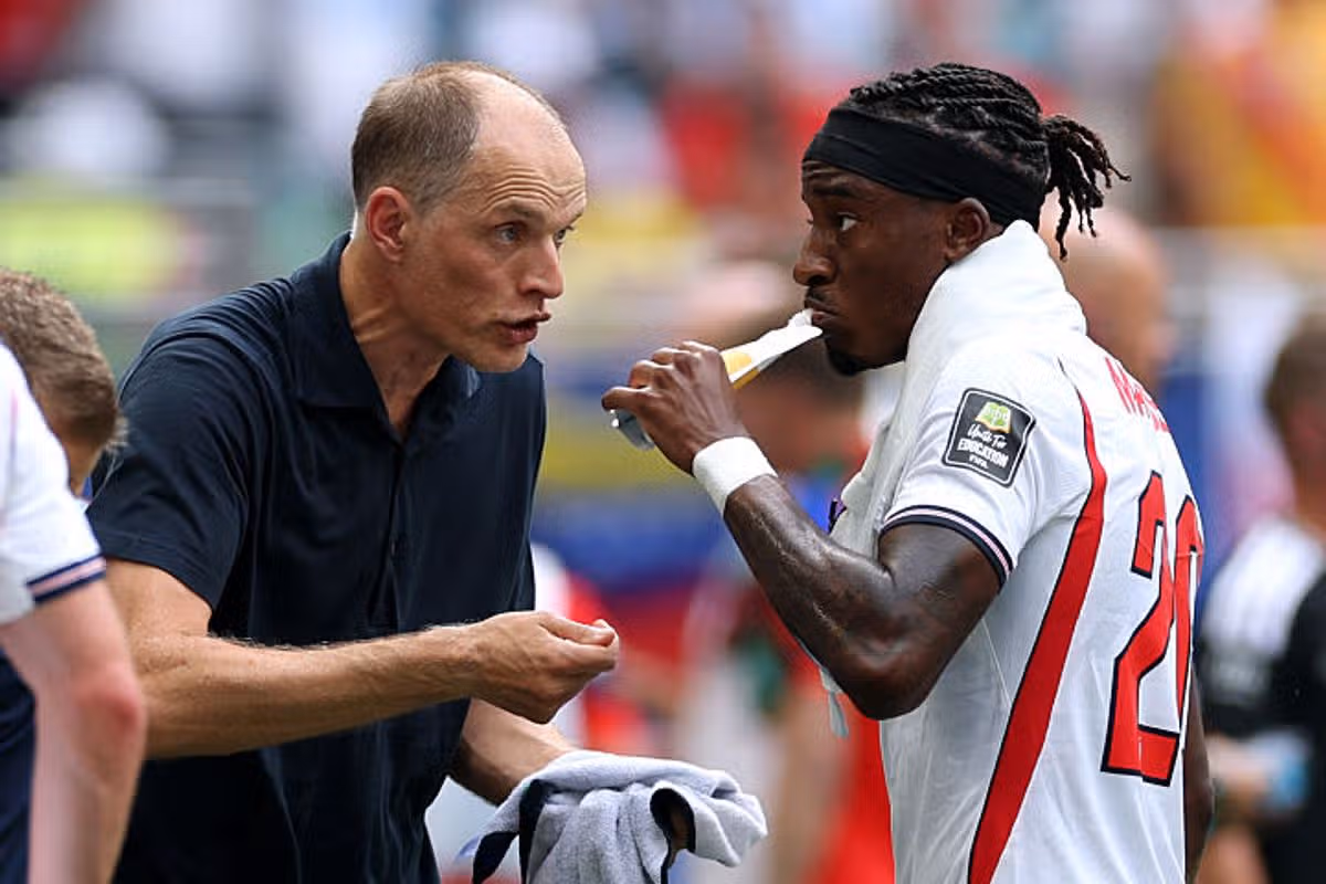 Thomas Tuchel, manažér Anglicka, hovorí s Noni Madueke