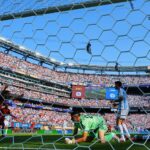 Argentínsky brankár Emiliano Martínez reaguje na gól Španiela Ferrana Torresa počas finále majstrovstiev sveta.