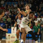 AJ Edu (č. 34) mal najrôznejšie problémy s veľkými mužmi Austrálie. —FIBA.COM
