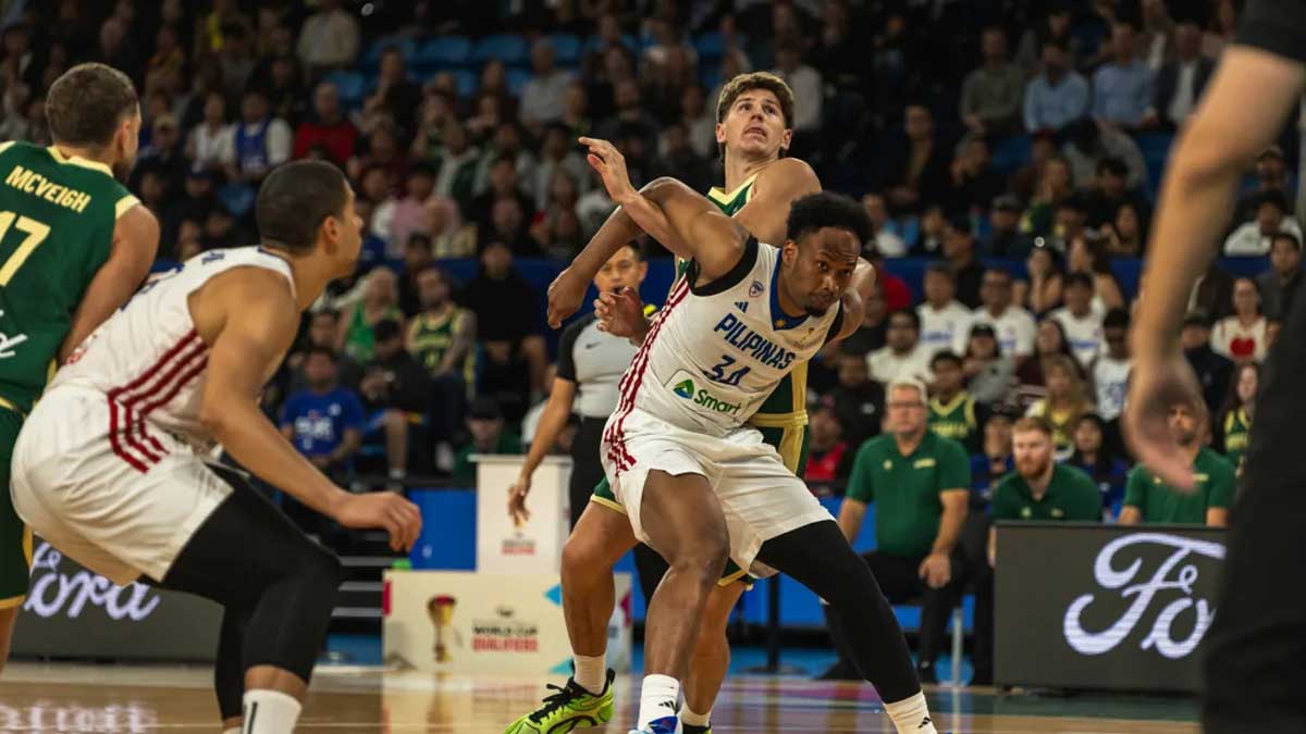 AJ Edu (č. 34) mal najrôznejšie problémy s veľkými mužmi Austrálie. —FIBA.COM