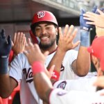 6. júla 2026; Washington, District of Columbia, USA; Stopérovi Jamesovi Woodovi (29) určenému Washington Nationals gratulujú jeho spoluhráči po zásahu na grandslame počas piatej zmeny proti Houstonu Astros v Nationals Park. Povinný kredit: Brad Mills-Imagn Images