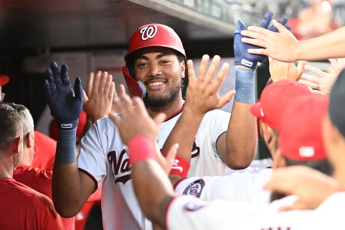 6. júla 2026; Washington, District of Columbia, USA; Stopérovi Jamesovi Woodovi (29) určenému Washington Nationals gratulujú jeho spoluhráči po zásahu na grandslame počas piatej zmeny proti Houstonu Astros v Nationals Park. Povinný kredit: Brad Mills-Imagn Images