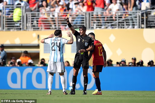 Argentínčan Enzo Fernandez dostal červenú kartu v 93. minúte finále majstrovstiev sveta