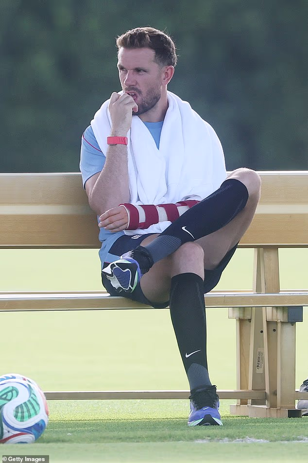 Jordan Henderson bol nútený sledovať z postrannej čiary po tom, čo si zlomil ľavé zápästie