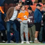 2. decembra 2024; Denver, Colorado, USA; Bývalý hráč Denver Broncos Peyton Manning so svojím synom Marshallom pred zápasom proti Cleveland Browns na Empower Field na Mile High. Povinný kredit: Isaiah J. Downing-Imagn Images