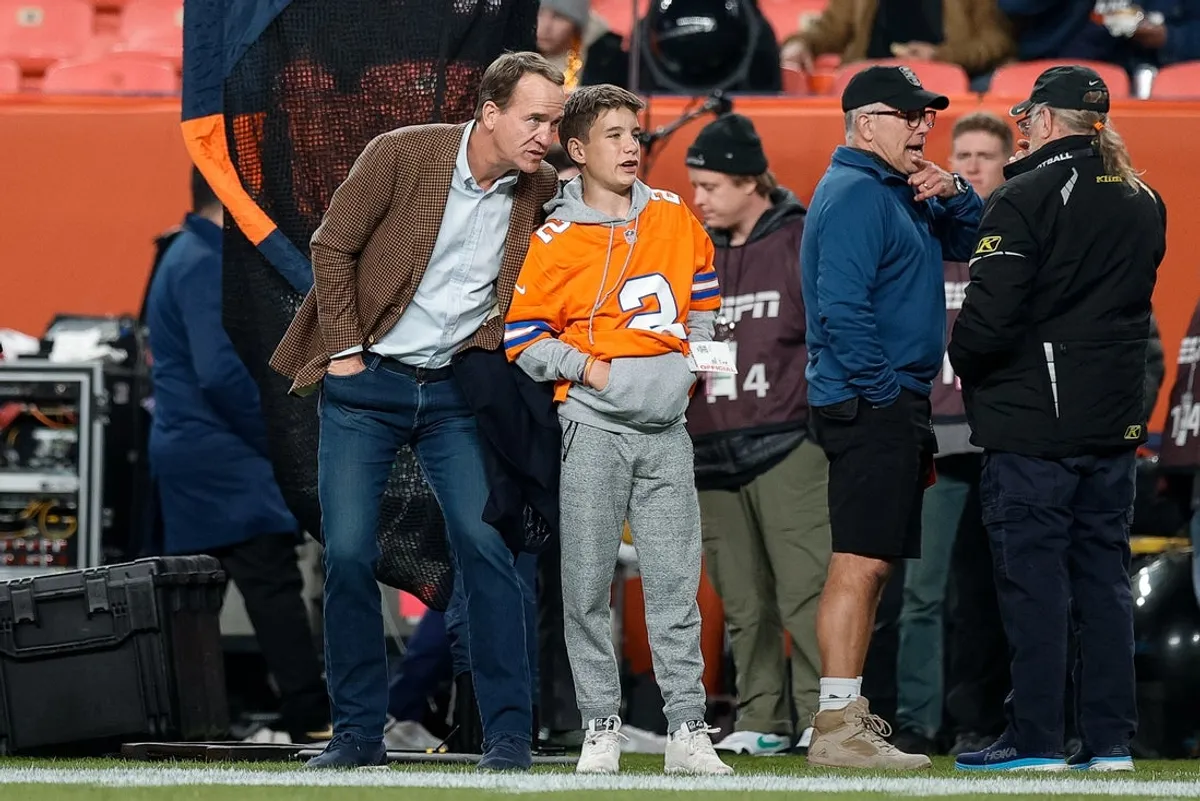 2. decembra 2024; Denver, Colorado, USA; Bývalý hráč Denver Broncos Peyton Manning so svojím synom Marshallom pred zápasom proti Cleveland Browns na Empower Field na Mile High. Povinný kredit: Isaiah J. Downing-Imagn Images
