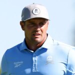 Bryson DeChambeau stojí počas tréningového kola na golfovom turnaji US Open.