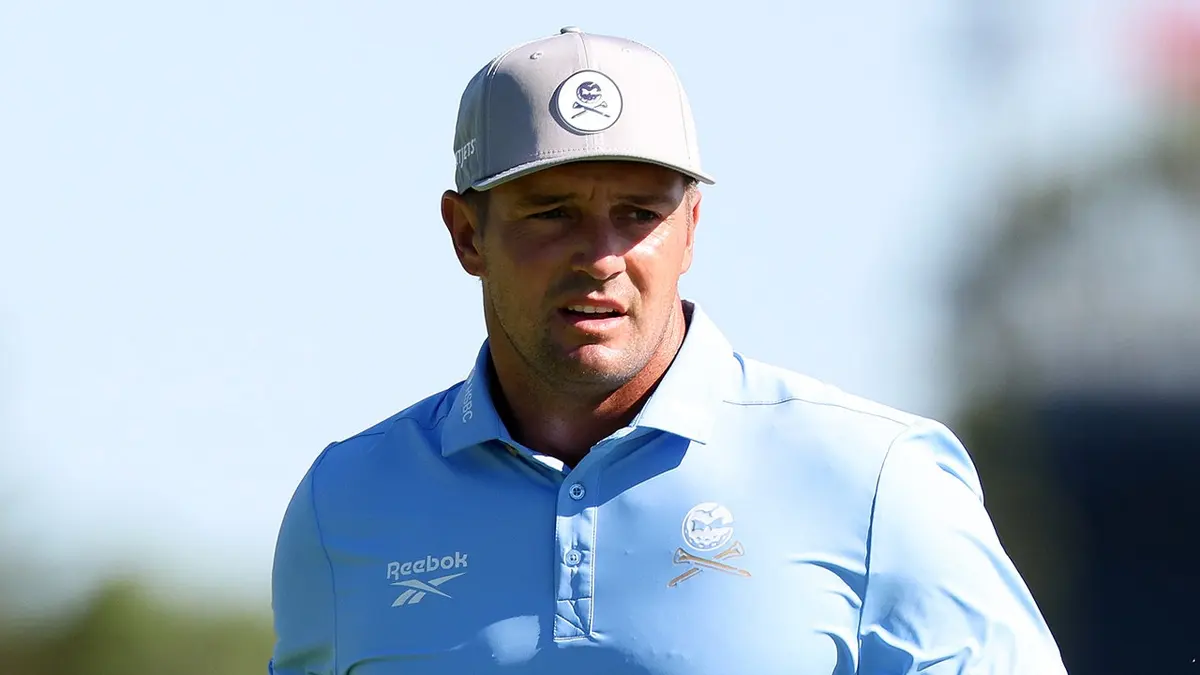 Bryson DeChambeau stojí počas tréningového kola na golfovom turnaji US Open.