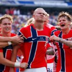 Erling Haaland oslavuje s celým tímom Nórska