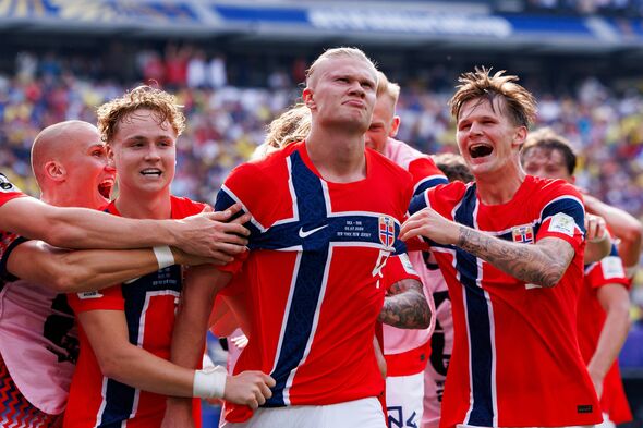Erling Haaland oslavuje s celým tímom Nórska