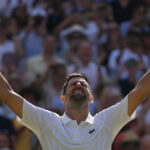 Novak Djokovič zo Srbska oslavuje víťazstvo proti Arthurovi Rinderknechovi z Francúzska v zápase tretieho kola mužskej dvojhry na tenisových majstrovstvách Wimbledonu v Londýne v piatok 3. júla 2026.