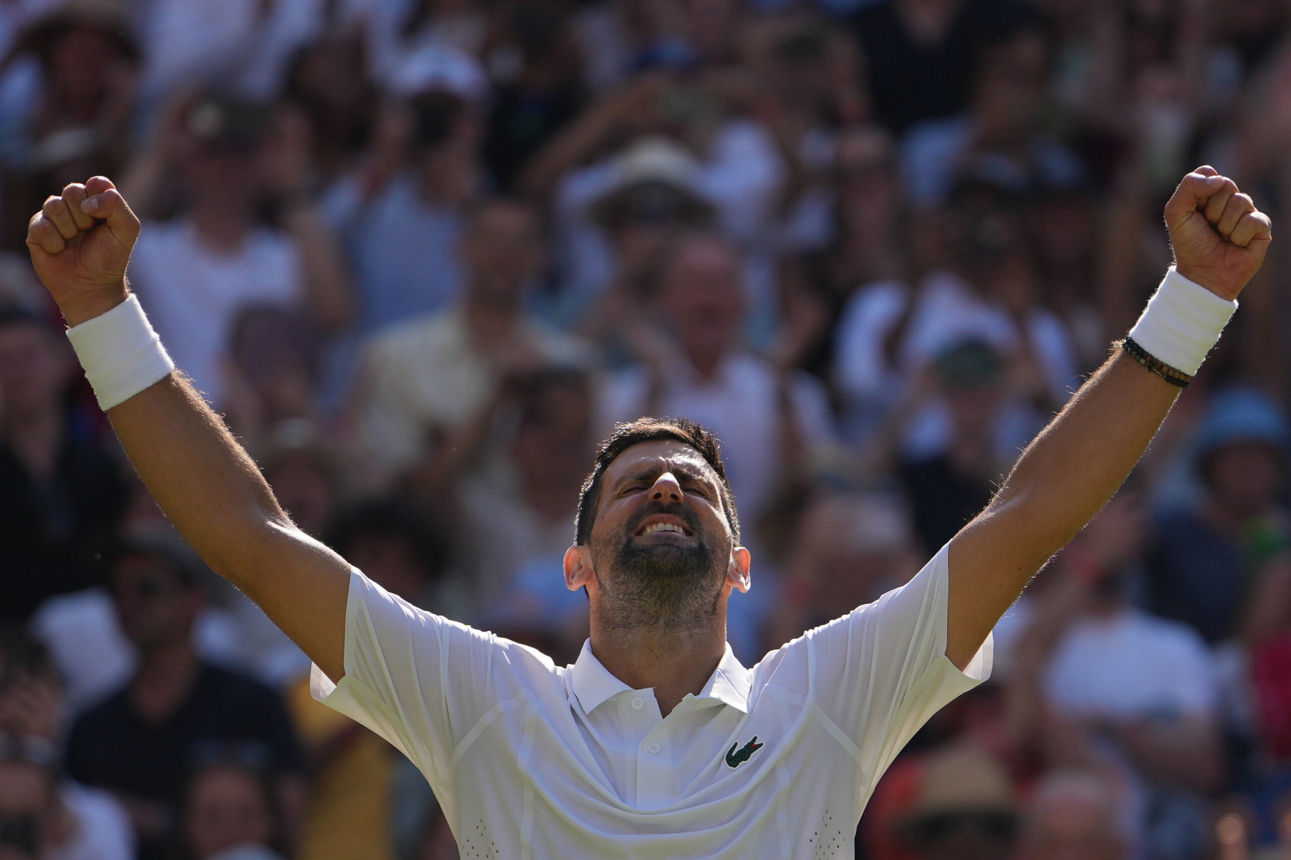 Novak Djokovič zo Srbska oslavuje víťazstvo proti Arthurovi Rinderknechovi z Francúzska v zápase tretieho kola mužskej dvojhry na tenisových majstrovstvách Wimbledonu v Londýne v piatok 3. júla 2026.