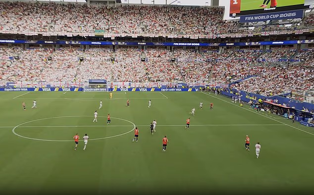 Zábery z brankárovho kopu vedúceho ku kontroverznému gólu Judea Bellinghama sú zo samotnej kamery Spidercam – ak by došlo k zásahu do kábla, otriaslo by sa