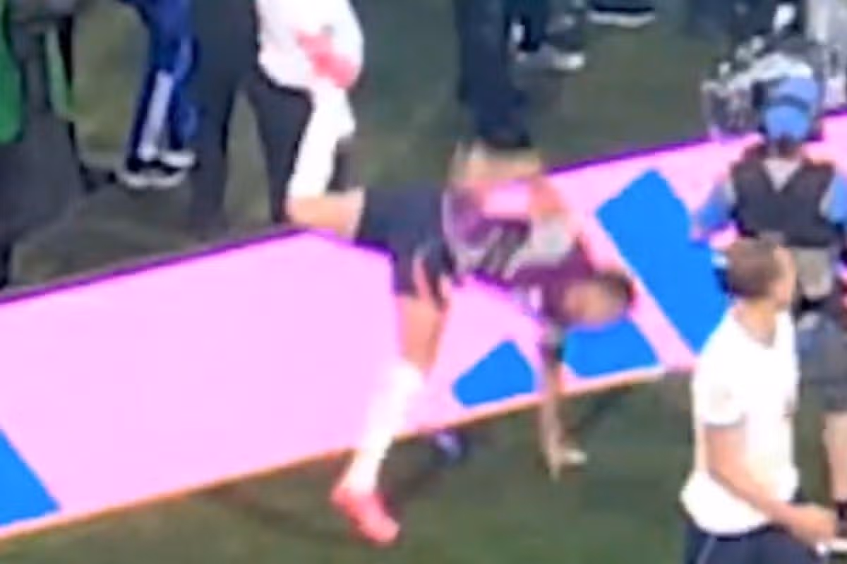 Jordan Henderson si po výhre Anglicka nad Mexikom poranil ruku