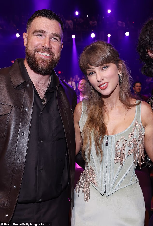 Travis Kelce a Taylor Swift sa prvýkrát predstavili ako novomanželia v piatok
