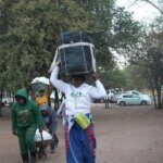 Obyvatelia Zimbabwe sa vracajú domov uprostred xenofóbneho násilia v Južnej Afrike | rasizmus