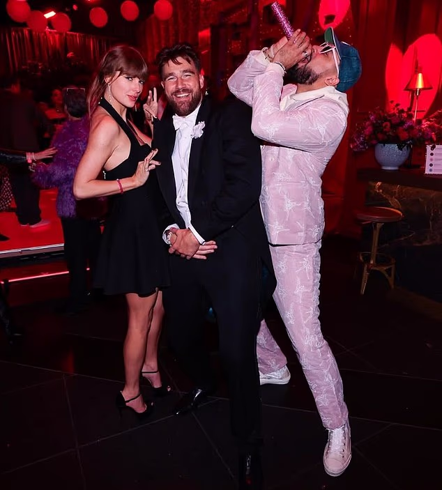 Travis Kelce a Taylor Swift pôjdu budúci týždeň prvýkrát na svadbu ako novomanželia