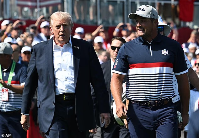 Bryson DeChambeau sa údajne pokúsil zatiahnuť amerického prezidenta Donalda Trumpa do sporu, v dôsledku ktorého bol na The Open zasiahnutý penaltou na dve strely.