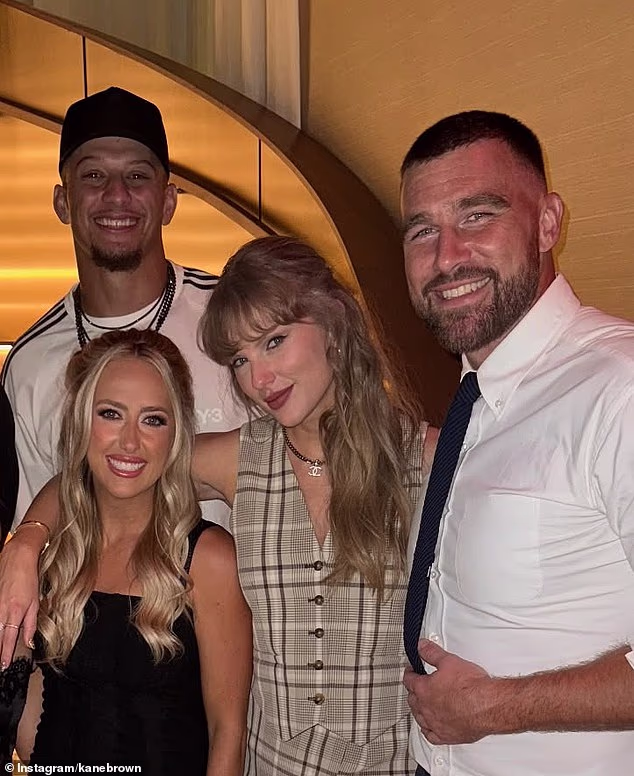 Travis Kelce, Patrick a Brittany Mahomesovci a Taylor Swift na snímke spolu na 1587 Prime
