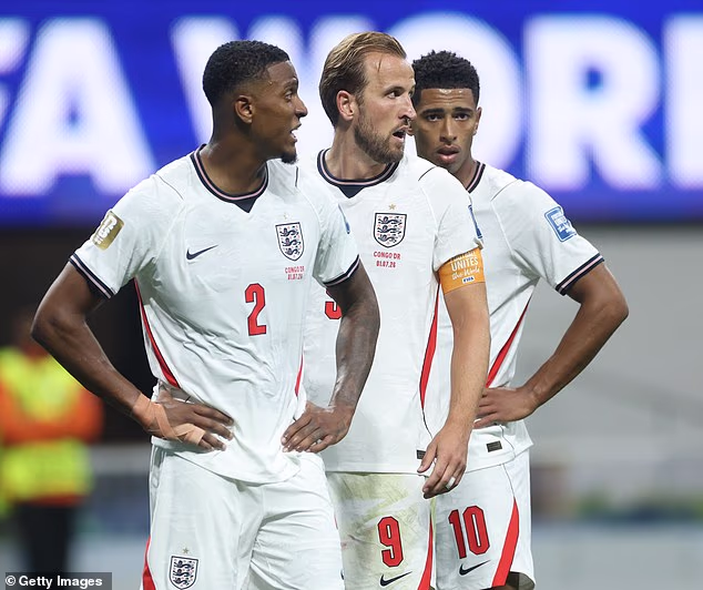 Mexická vláda sa pokúsila zmeniť začiatok zápasu v Anglicku kvôli obavám z problémov s davom (na obrázku LR: Ezri Konsa, Harry Kane a Jude Bellingham hrajúci za Anglicko)